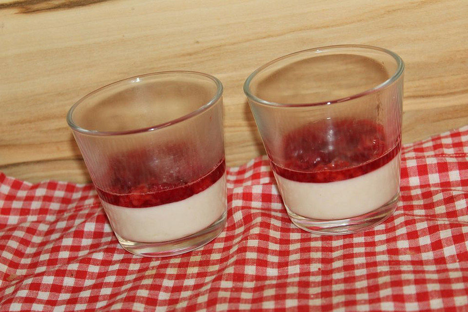 Pistazienmousse mit Himbeersauce