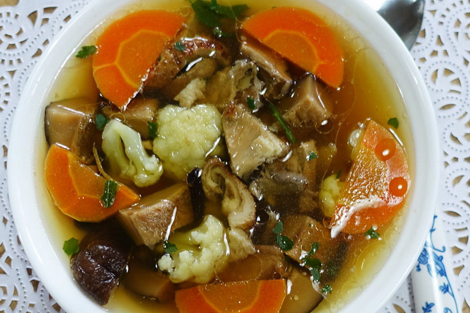 Entensuppe mit Shiitake-Pilzen und Gemüse