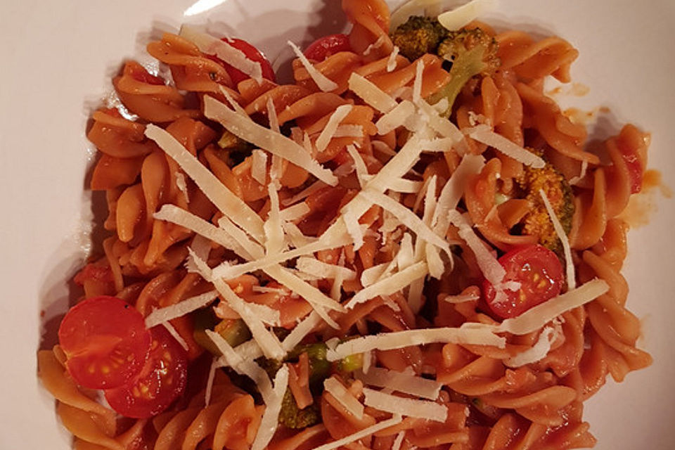 Schnelle rote Linsenpasta mit Brokkoli und Möhren