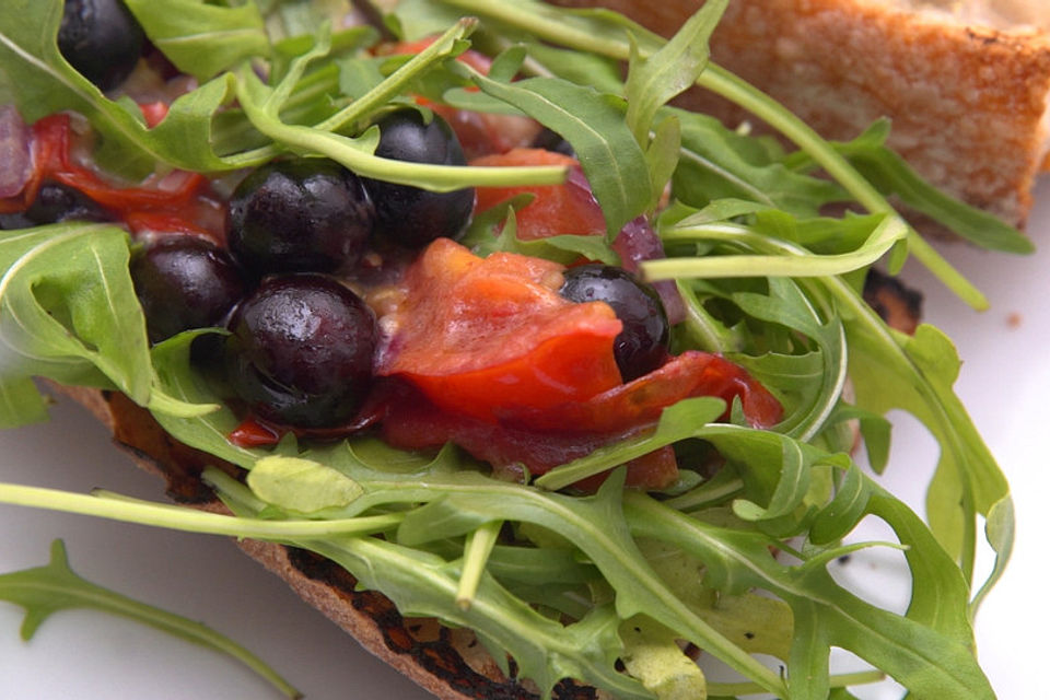 Tomaten-Rucola-Baguette mit Blaubeeren