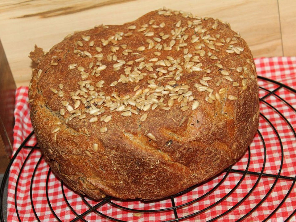 Einkorn-Dinkel-Buttermilch-Vollkornbrot mit Kürbiskernen aus dem Bräter ...