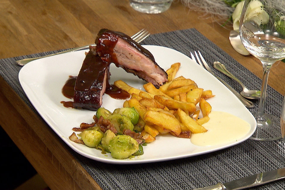 Spare-Ribs mit Rosmarin-Fries und Bacon-Rosenkohl