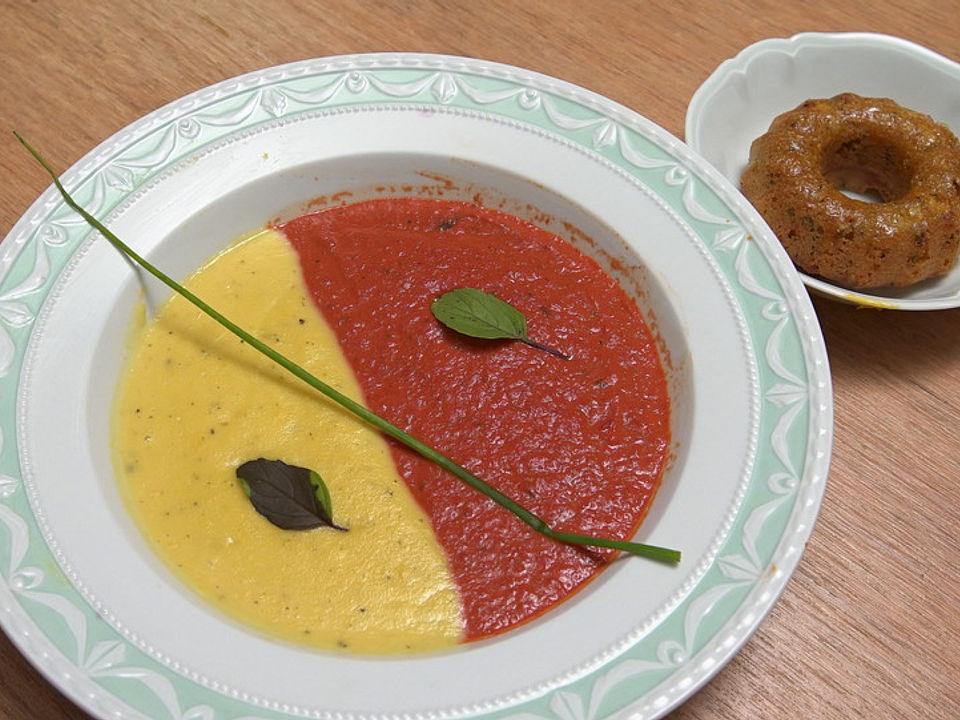 Raffinierte rote und gelbe Paprikasuppe und würzige Minibrioches von ... Raffinierte rote und gelbe Paprikasuppe und würzige Minibrioches von ...