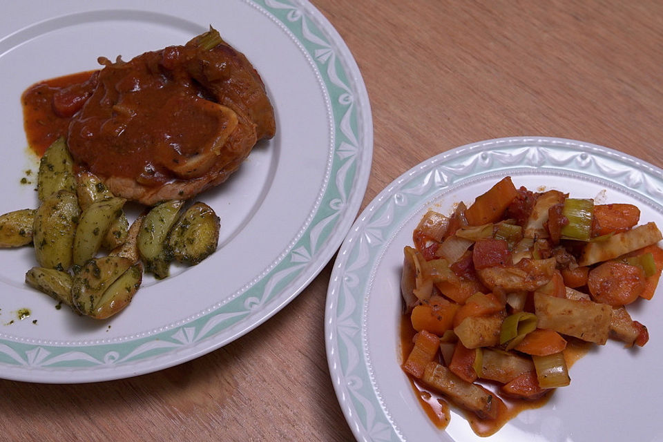 Ossobuco mit pestorisierten Kartoffelecken, dazu Herbstgemüse aus dem Bratentopf