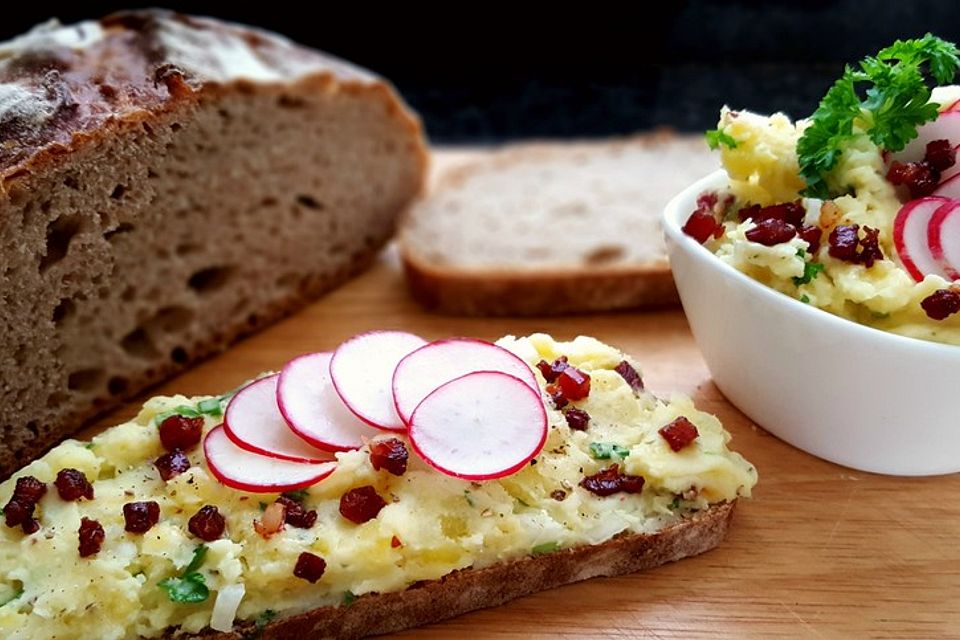 Kartoffelaufstrich mit knusprigen Schinkenwürfeln