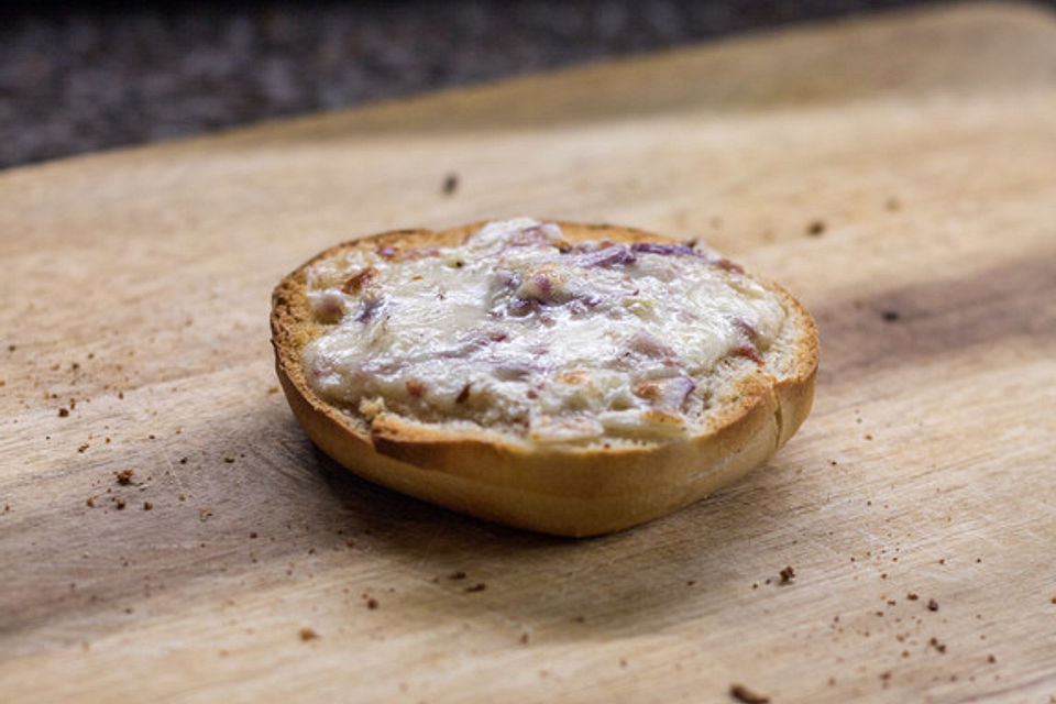 Überbackene Brötchen mit Käse-Sahne-Soße