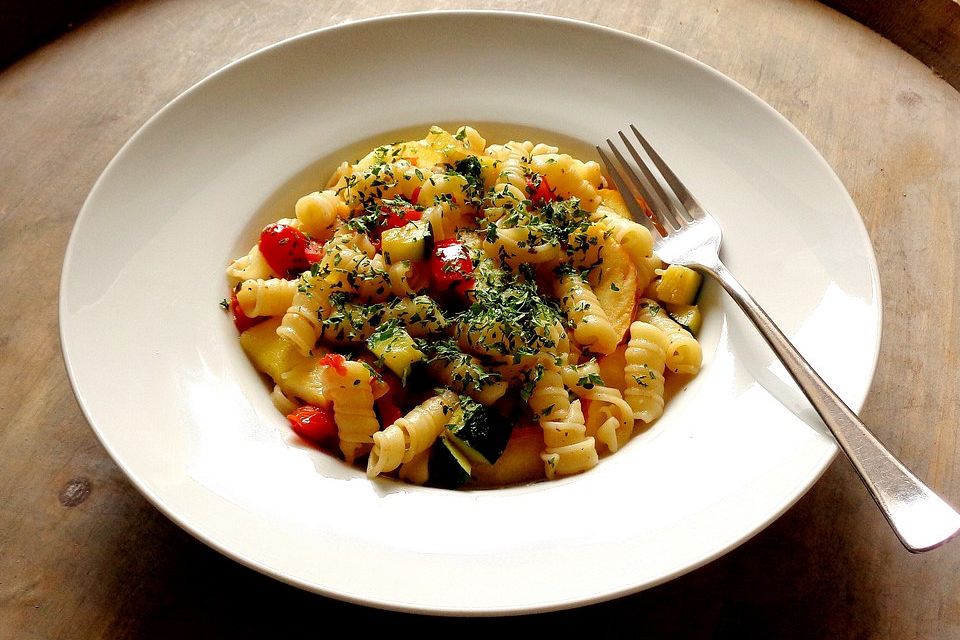 Bunte Pasta mit Äpfeln