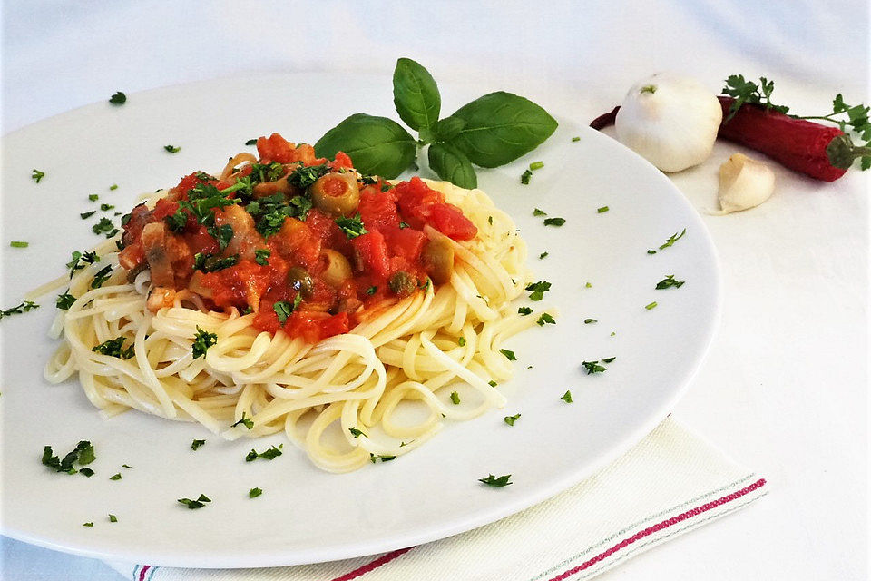 Linguine mit Tomaten-Oliven-Kapernsoße