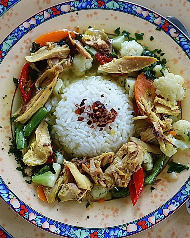 Balinesische Hühnersuppe mit Gemüse und Reis à la Sriwidi