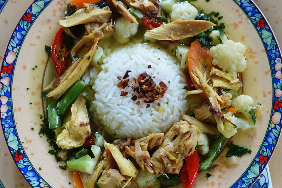 Balinesische Hühnersuppe mit Gemüse und Reis à la Sriwidi