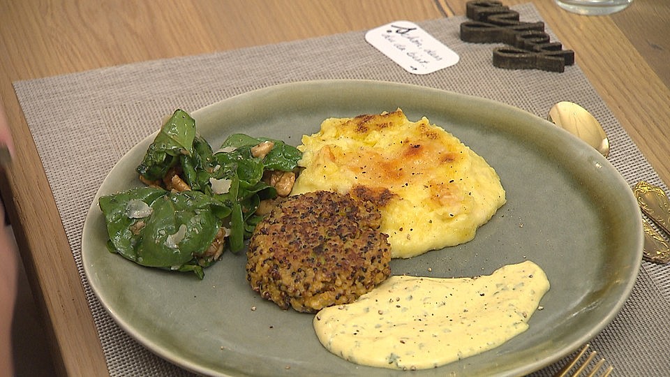 Quinoa-Frikadelle mit Senfdip, gebackener Kartoffelstampf und Spinat-Salat von DasperfekteDinner