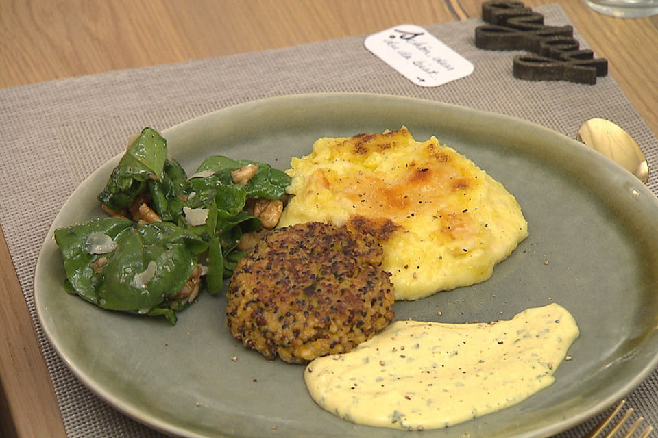 Quinoa-Frikadelle mit Senfdip, gebackener Kartoffelstampf und Spinat-Salat