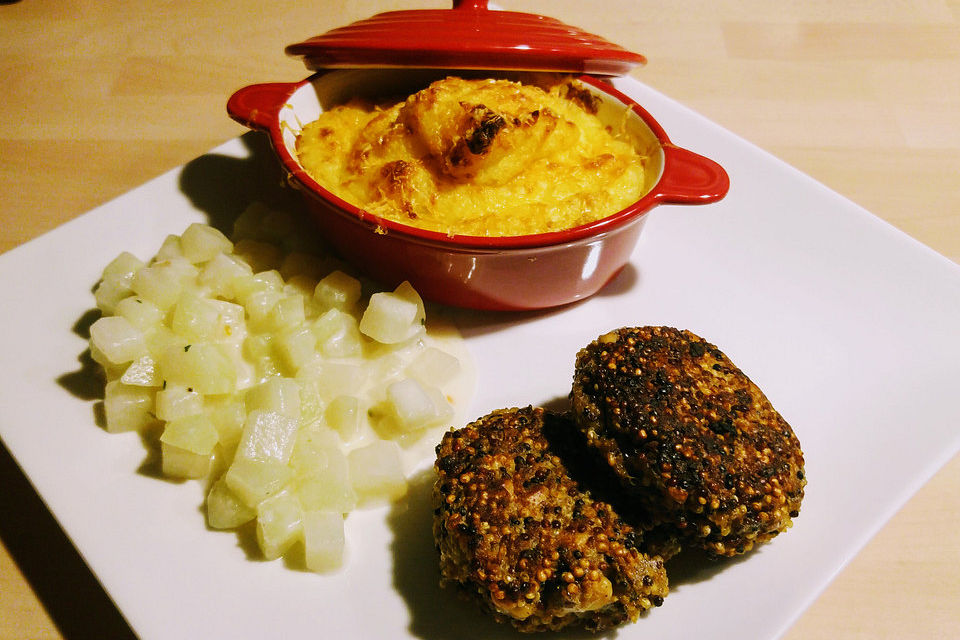 Quinoa-Frikadelle mit Senfdip, gebackener Kartoffelstampf und Spinat-Salat