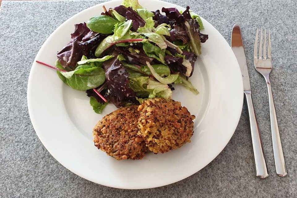 Quinoa-Frikadelle mit Senfdip, gebackener Kartoffelstampf und Spinat-Salat