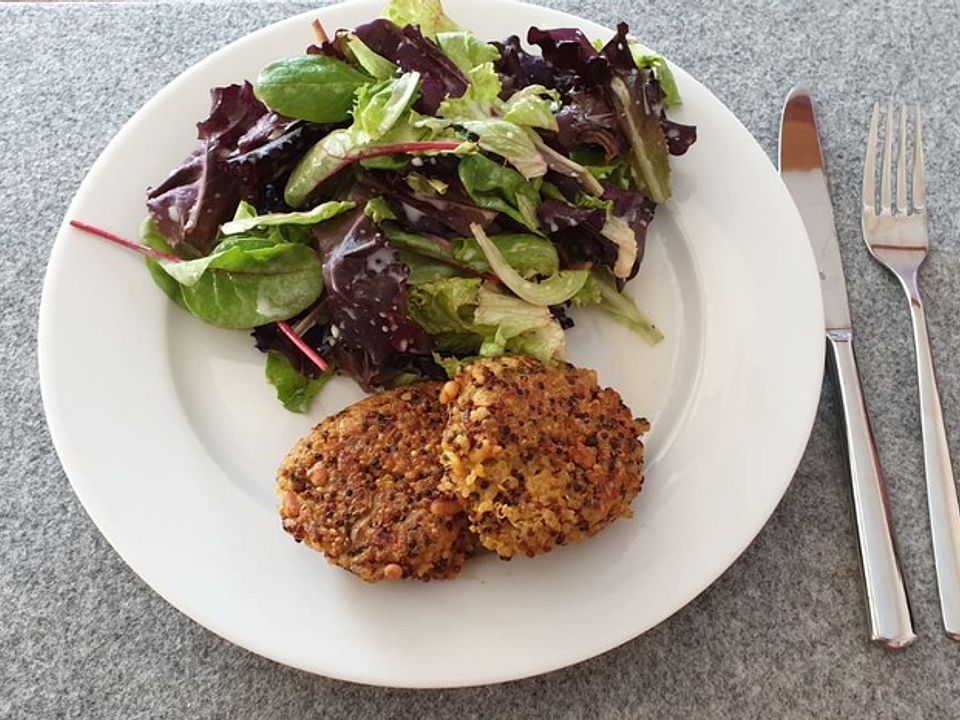 Quinoa-Frikadelle mit Senfdip, gebackener Kartoffelstampf und Spinat ...