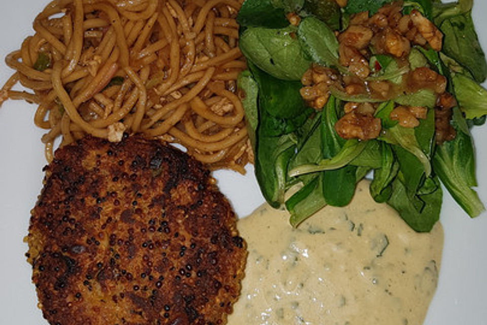 Quinoa-Frikadelle mit Senfdip, gebackener Kartoffelstampf und Spinat-Salat