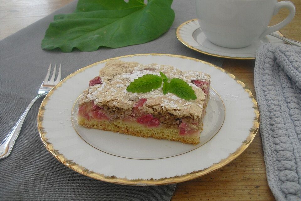 Rhabarberkuchen aus Rührteig mit Makronenmasse