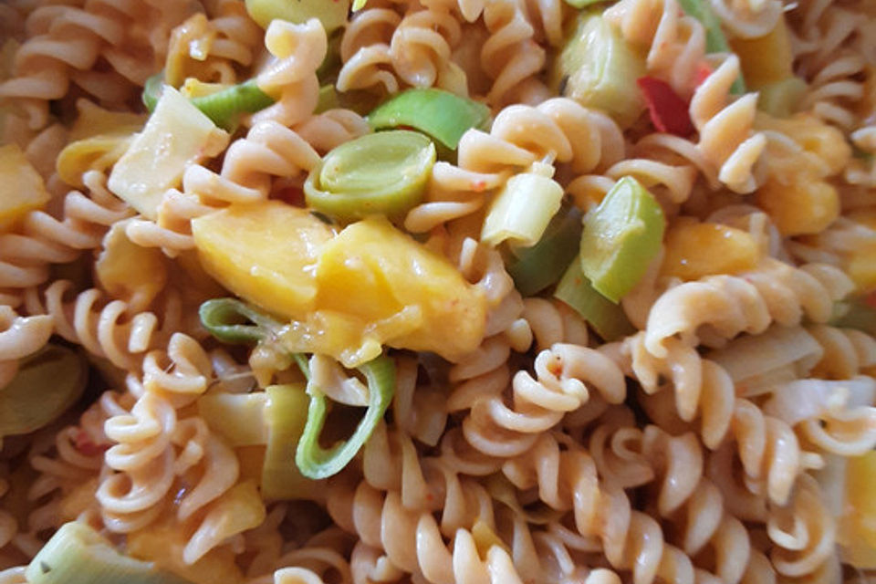 Kichererbsen-Spirelli mit Mango-Lauch-Sauce