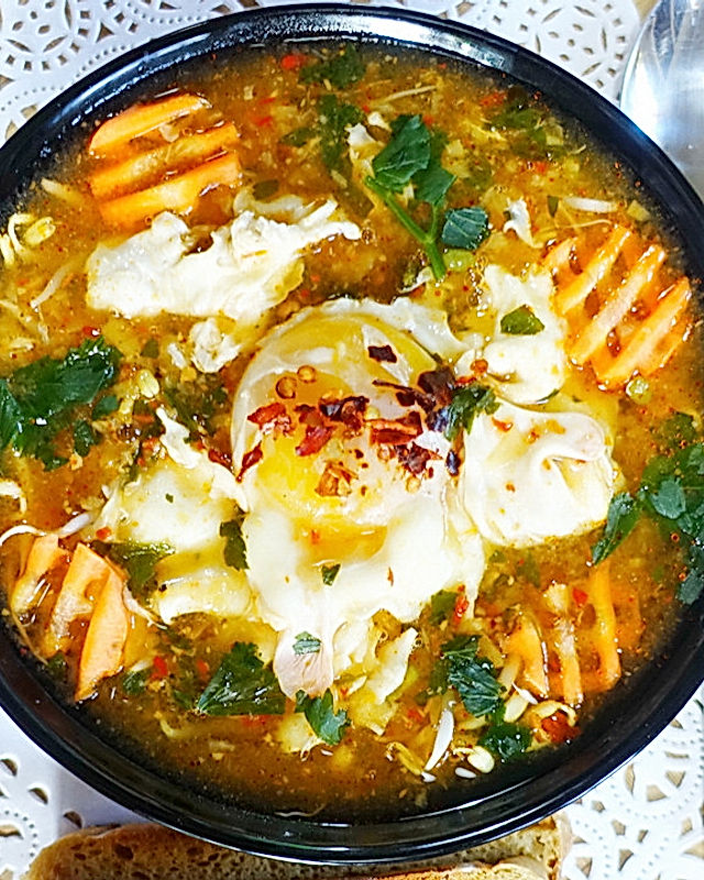 Scharf-würzige Suppe mit Gemüse und Ei
