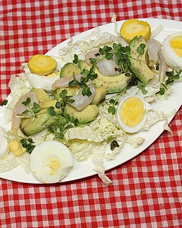 Chinakohl-Salat mit Avocado, Garnelen und Eiern in Limettenvinaigrette