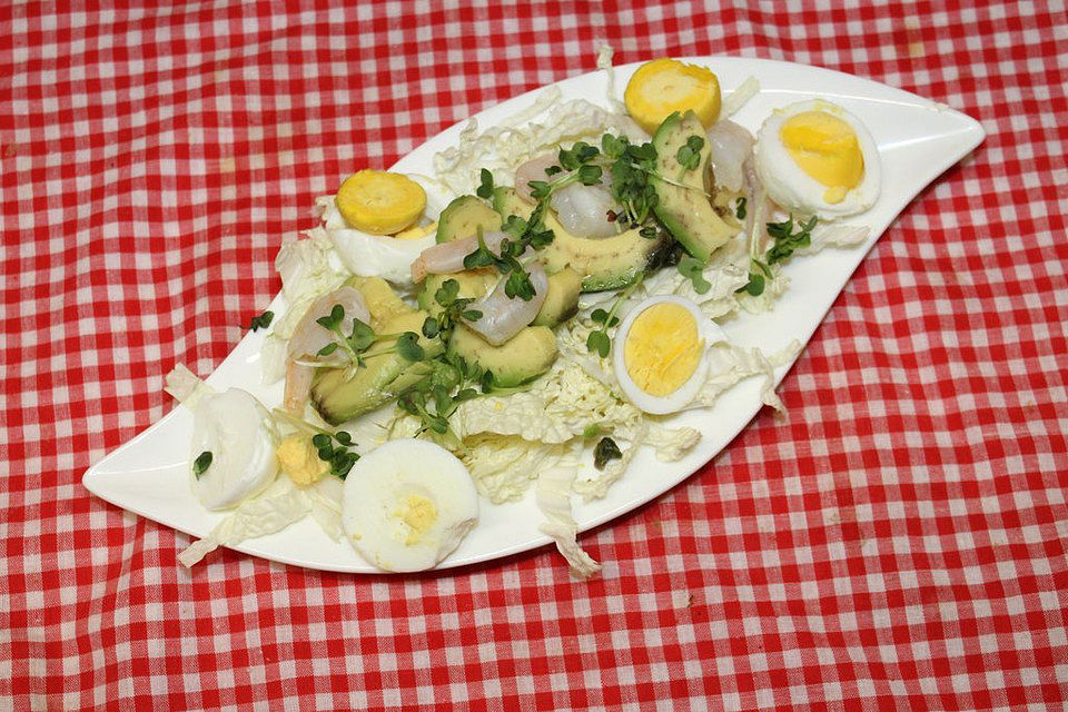 Chinakohl-Salat mit Avocado, Garnelen und Eiern in Limettenvinaigrette