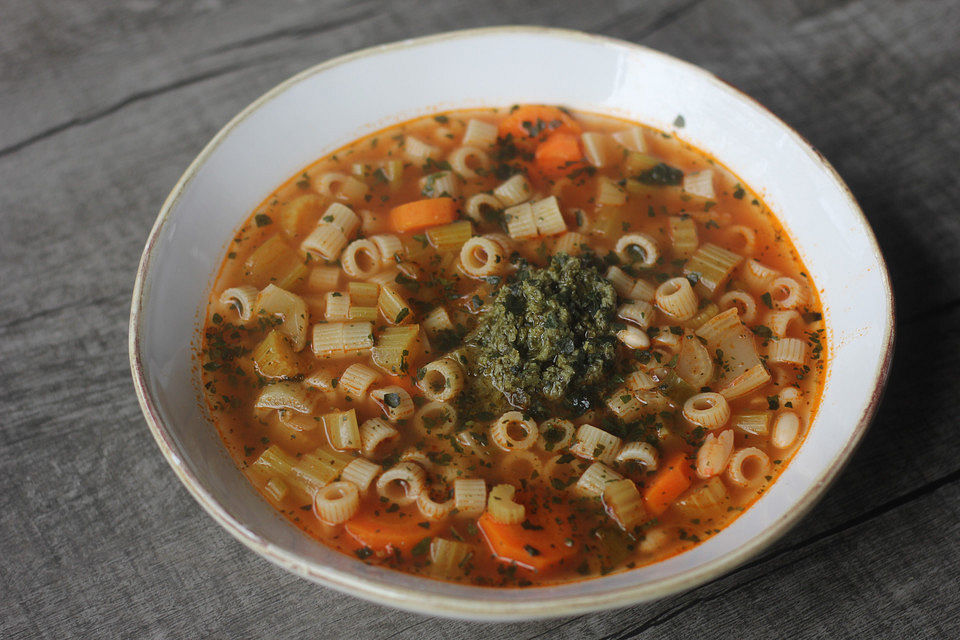 Gemüse-Tomaten-Nudelsuppe mit Pesto