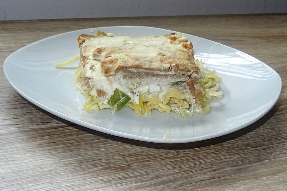 Wildlachs-Loin mit Salzstangenkruste auf Lauch und Spaghetti