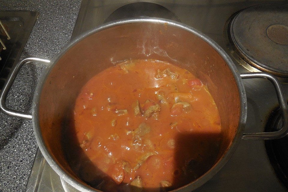 Lammgulasch, fein abgerundet mit Metaxa