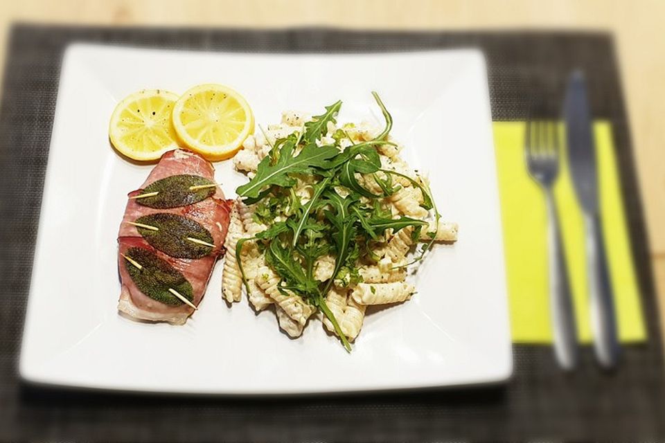 Schwarzwälder Saltimbocca mit zitronigen Frischkäse-Spirelli und Rucola