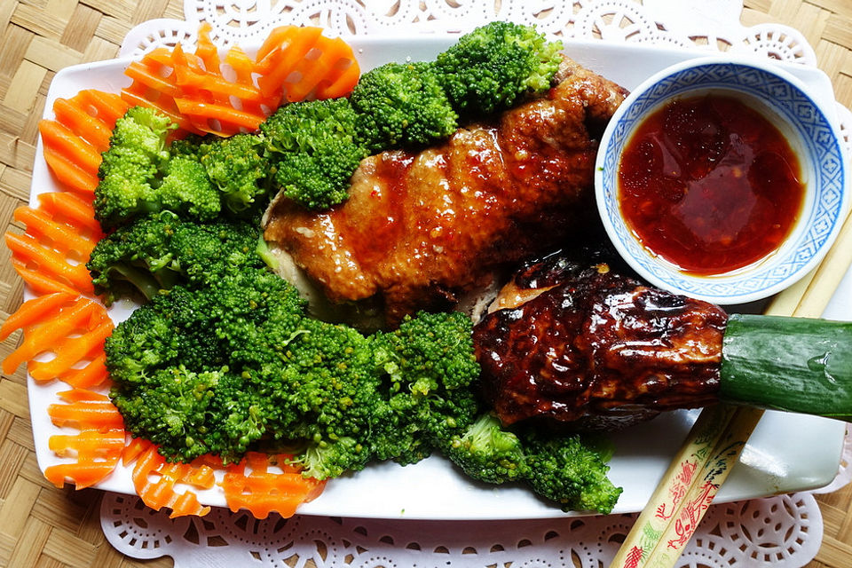 Peking-Ente mit Brokkoli, Karotten und würziger Sauce