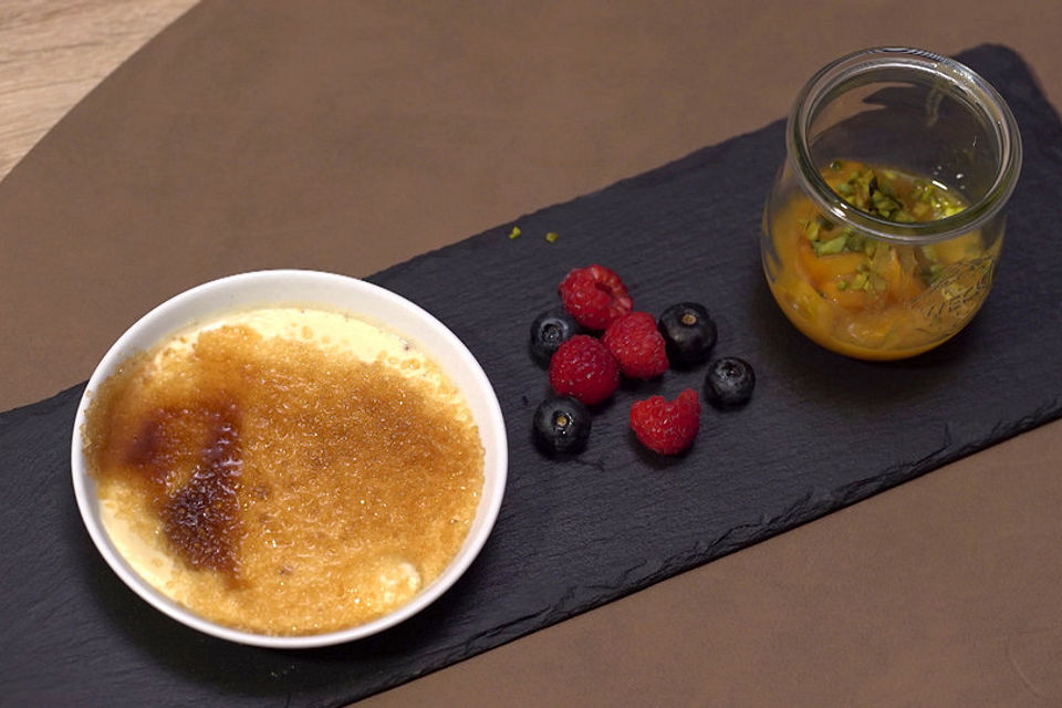 Crème brûlée von der Tonkabohne mit Kumquatkompott