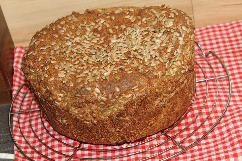 Emmer-Dinkel-Vollkorn-Brot mit Kürbiskernen und Joghurt aus dem Bräter