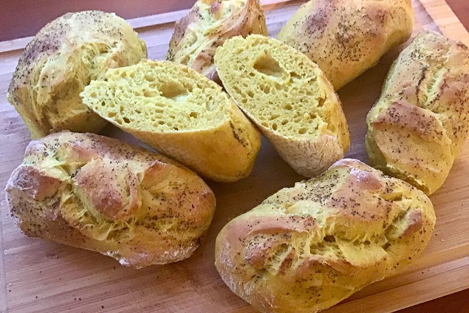 Kurkuma-Olivenöl-Brötchen mit Pfeffer-Salz-Kruste