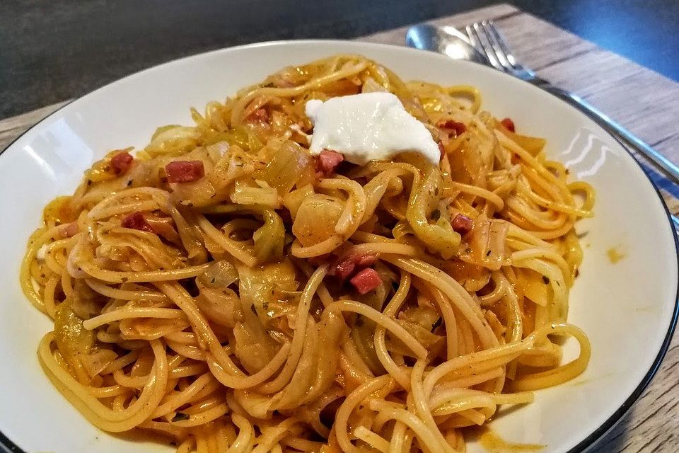 Spaghetti mit Spitzkohl und Speck