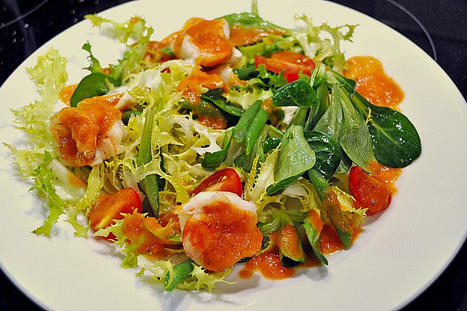 Salat mit gebratenen Garnelen und Tomaten - Wermut - Dressing