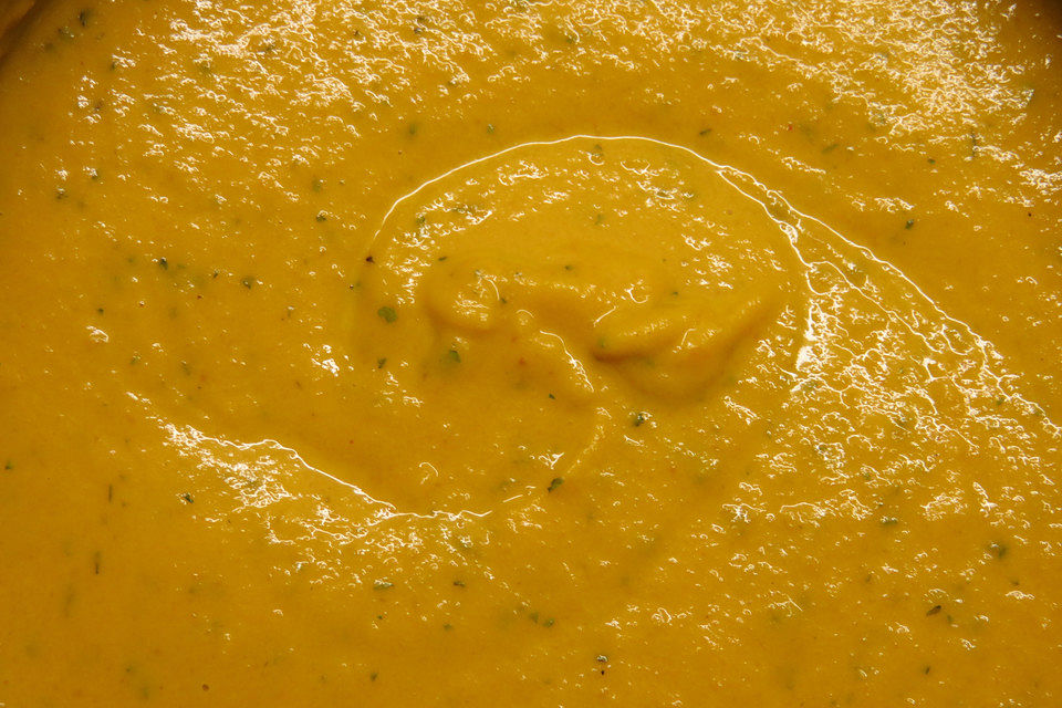 Gelbe Rübensuppe mit roter Currypaste