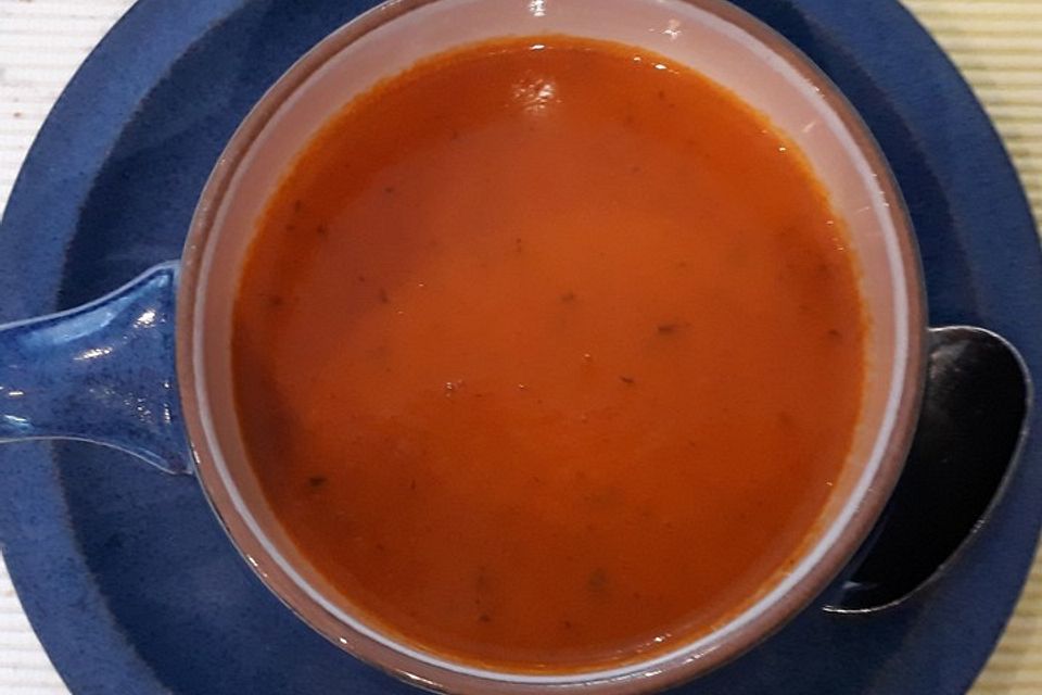 Gelbe Rübensuppe mit roter Currypaste