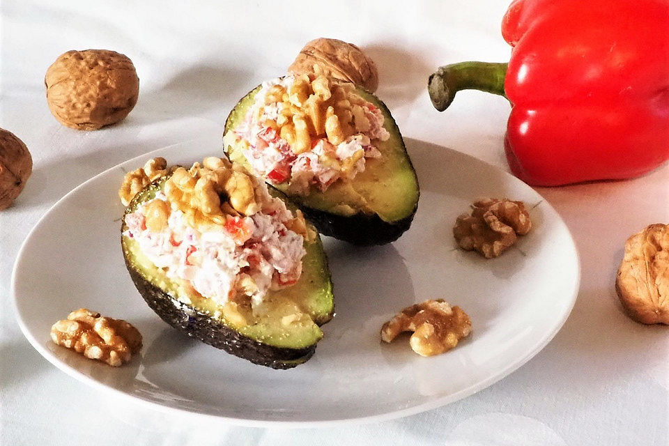 Avocado mit Frischkäse-Schinken-Füllung