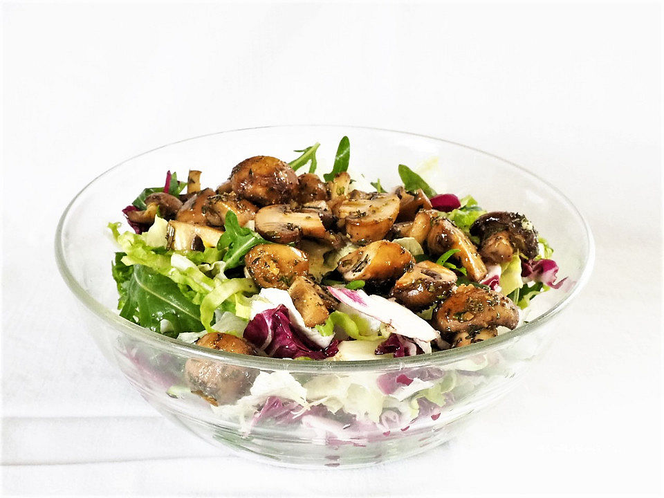Blattsalat mit gebratenen Pilzen und Pfeffer-Dressing von trekneb| Chefkoch