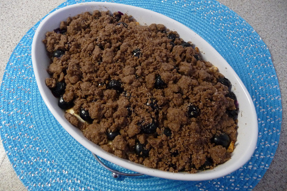 Apfel-Blaubeer-Crumble mit Schokostreuseln