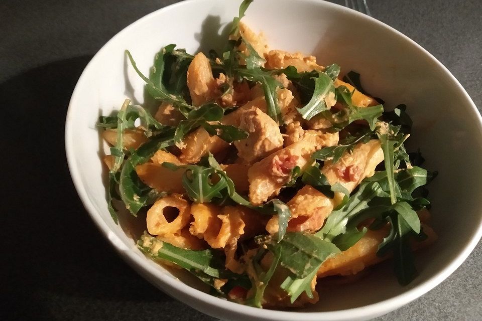 Hähnchenpfanne mit Penne, Frischkäse, Tomate, Paprika und Rucola