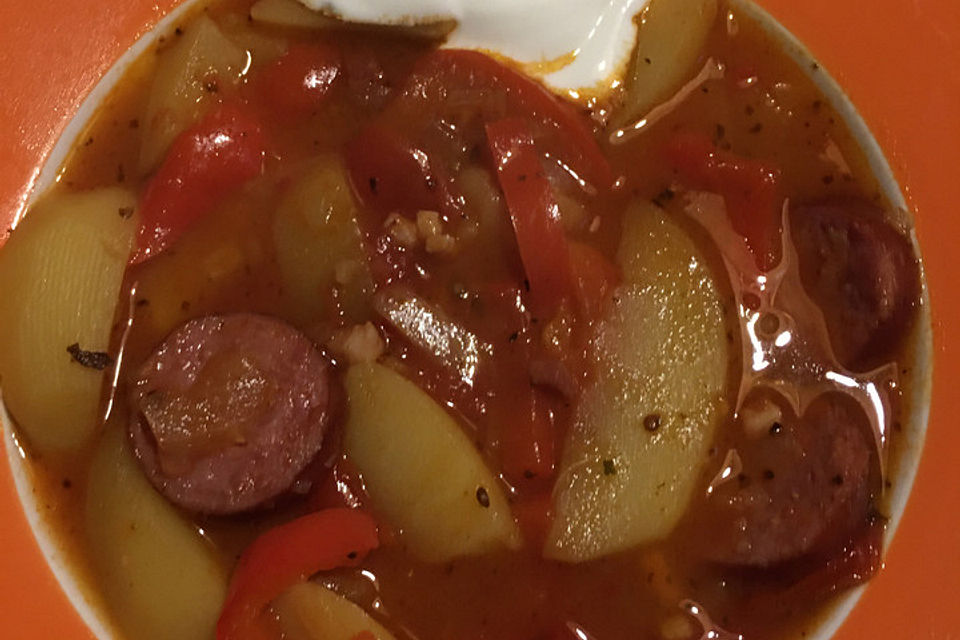 Vojvodjanski Paprikaš - Kartoffel-Paprikagulasch oder Ragout mit Cabanossi