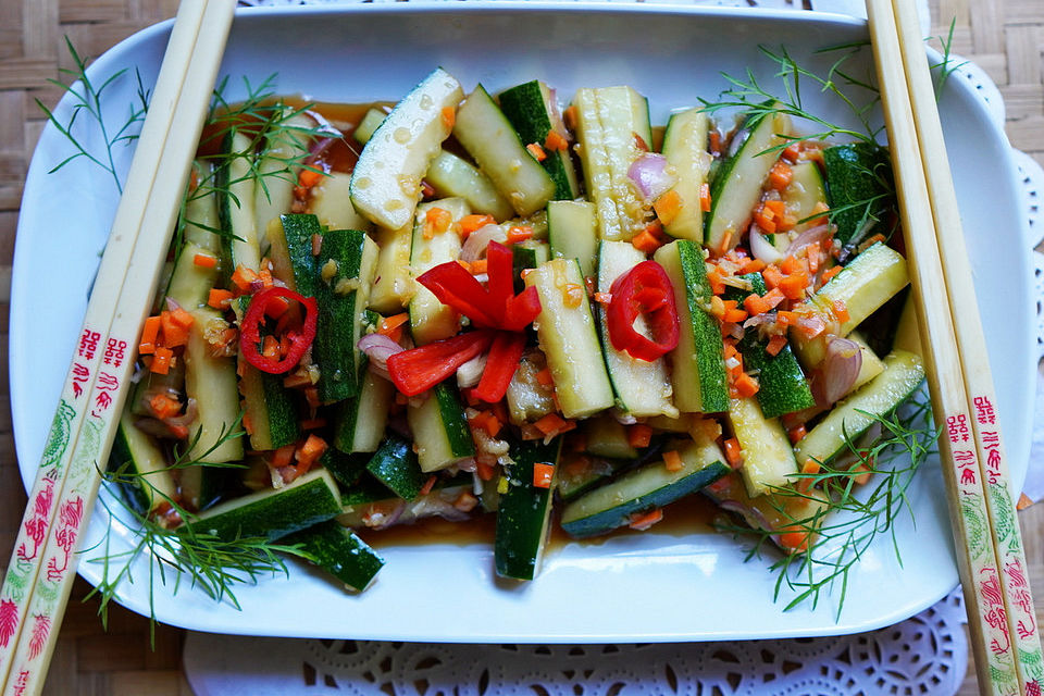 Scharfer koreanischer Gurkensalat mit Ingwer