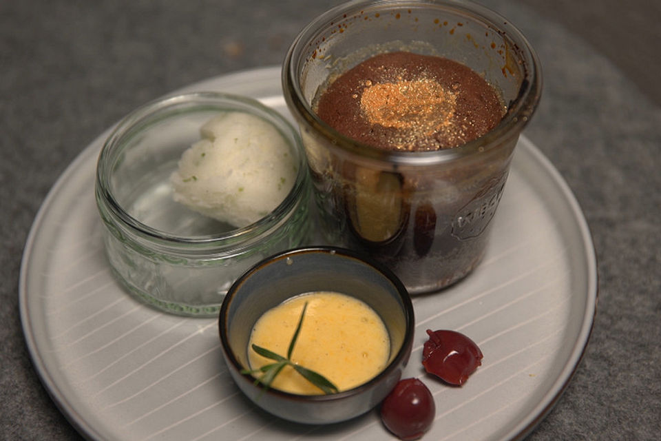 Zerlaufenes Schokoladenküchlein mit Zitronensorbet und Rosmarinzabaione