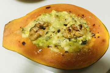 Gefüllte Papaya mit Avocado, körnigem Frischkäse und Crunch