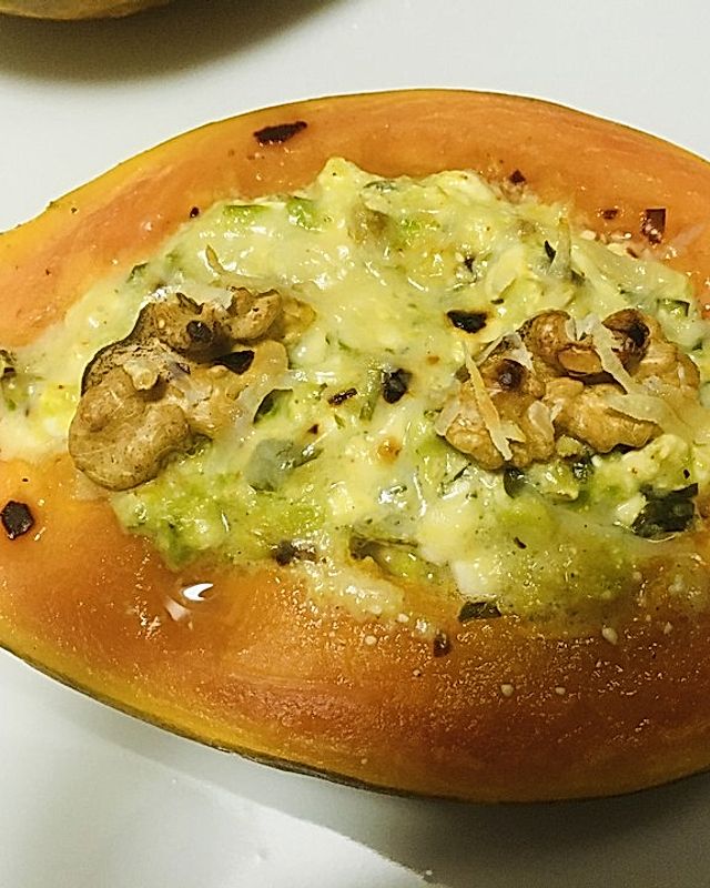 Gefüllte Papaya mit Avocado, körnigem Frischkäse und Crunch