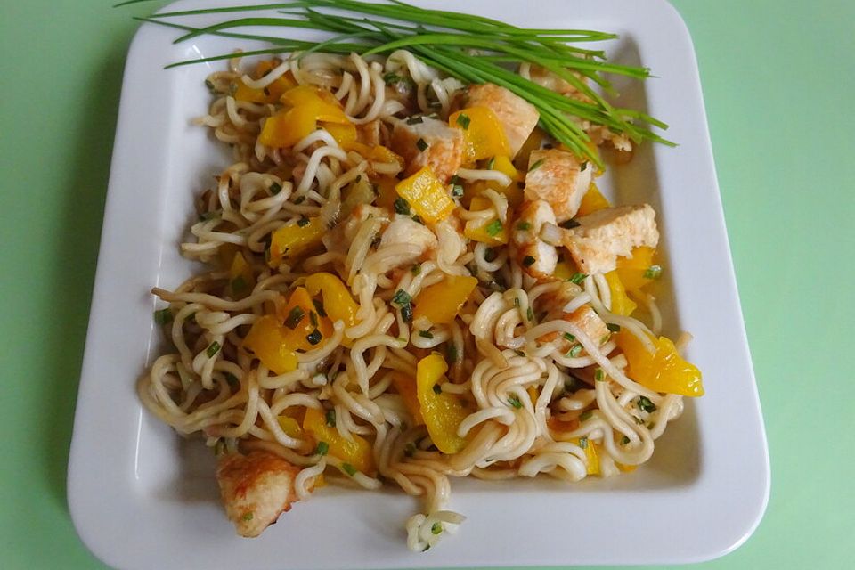 Hähnchenpfanne mit Paprika, Mienudeln und Teriyakisauce