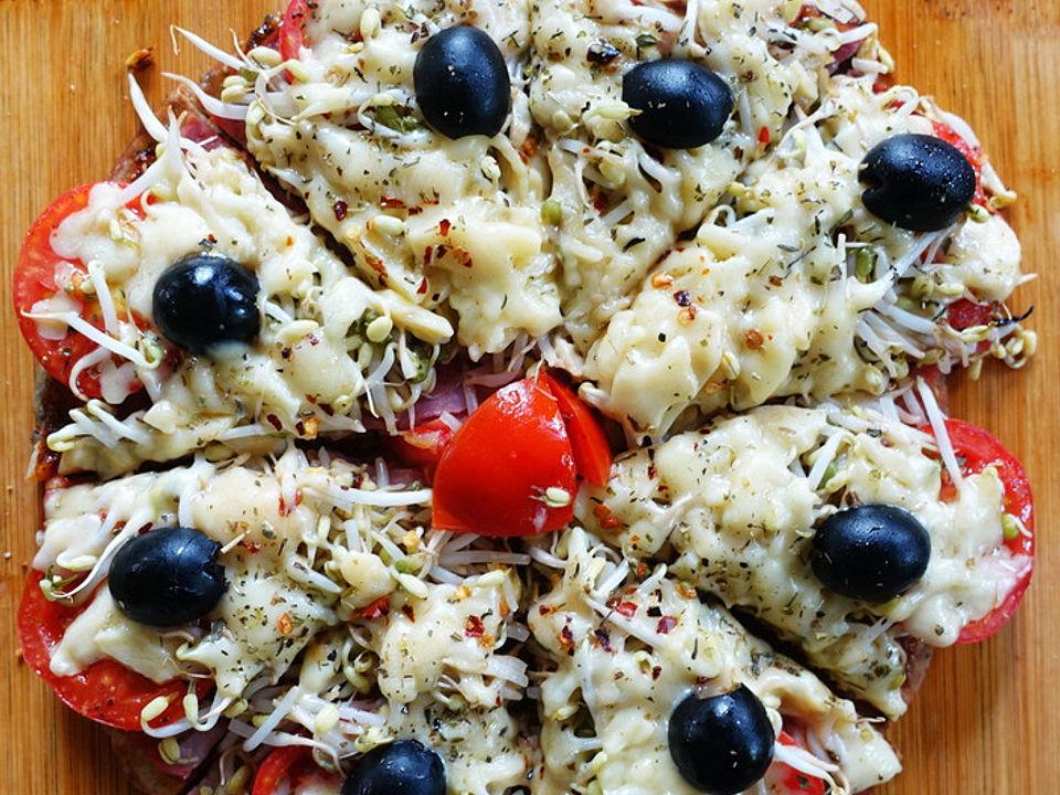 Pizza mit Schinken, Tomaten, Oliven und Mungokeimlingen von dieter ...