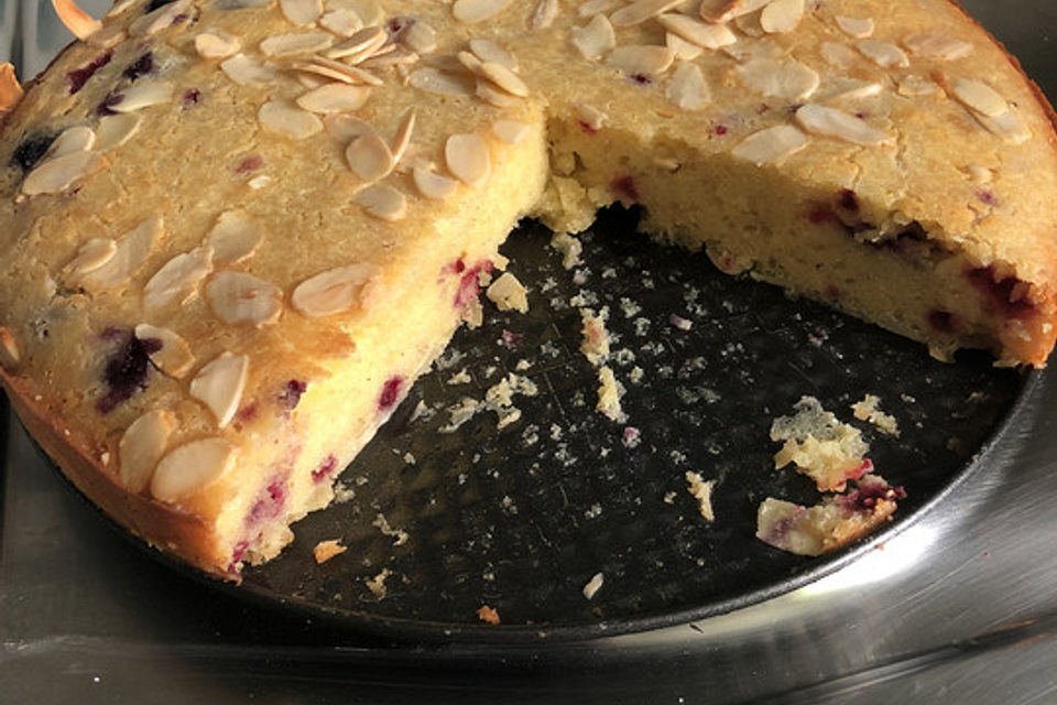 Joghurt-Grießkuchen mit Beeren ohne Mehl