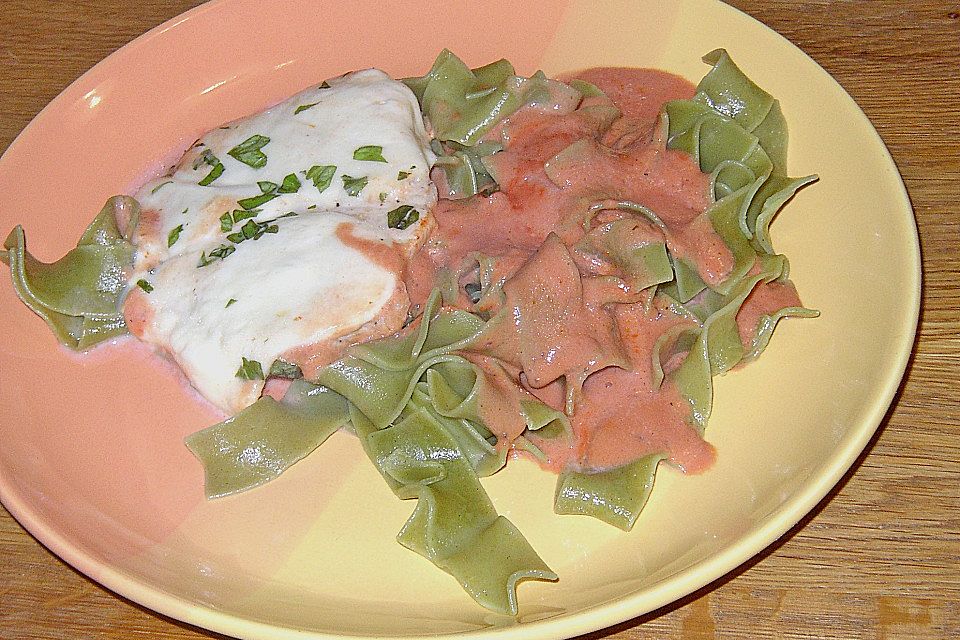 Huhn mit Mozzarella auf Tomatensauce